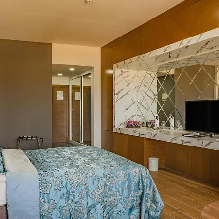 Novel Centre Point Hotel 3*