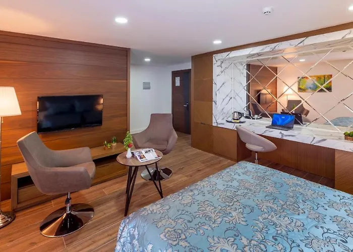 Novel Centre Point Hotel 3*